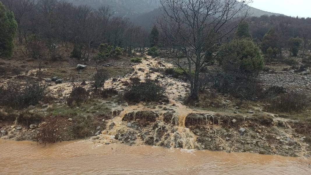 Konya'da şiddetli yağış göleti taşırdı! Bazı yerler sular altında kaldı 1
